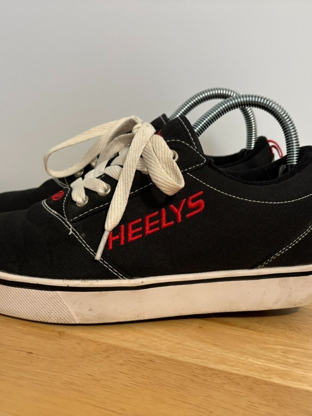 Heelys Skate Shoes Youth Sz 6 Wheels Low Top Lace-Up Sneaker Black/Red/White